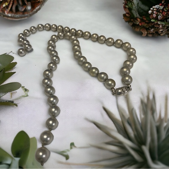 Vintage Monet Signed Gray Faux Pearl Necklace 14” - Picture 2 of 4